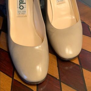 Galo Italian taupe pumps
